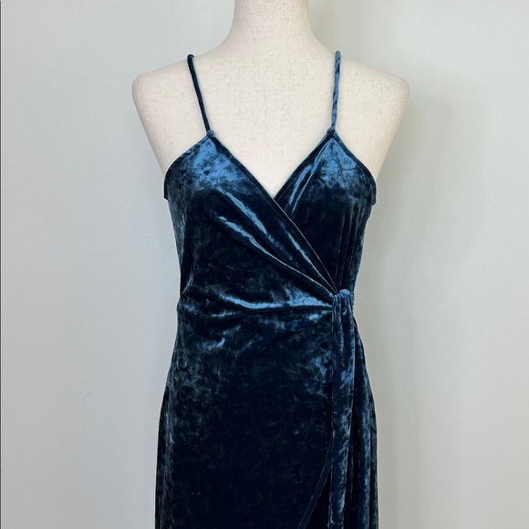 Lily Rain Elegant Velvet Wrap Mini Dress in Navy Size Medium - Picture 2 of 7